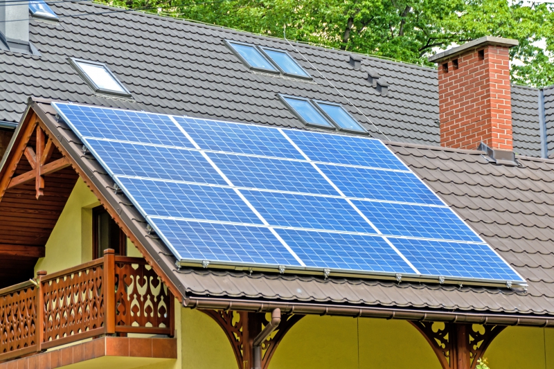 chauffagiste-CLANS-min_solar-panels-1477987